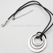 Unisex plata de metal collar de tres anillos con cordón de cuero negro